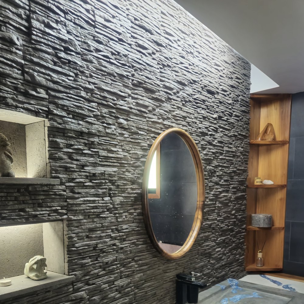 Baño con enchape ThinStone — pared de piedra apilada oscura, Deco Rock Costa Rica
