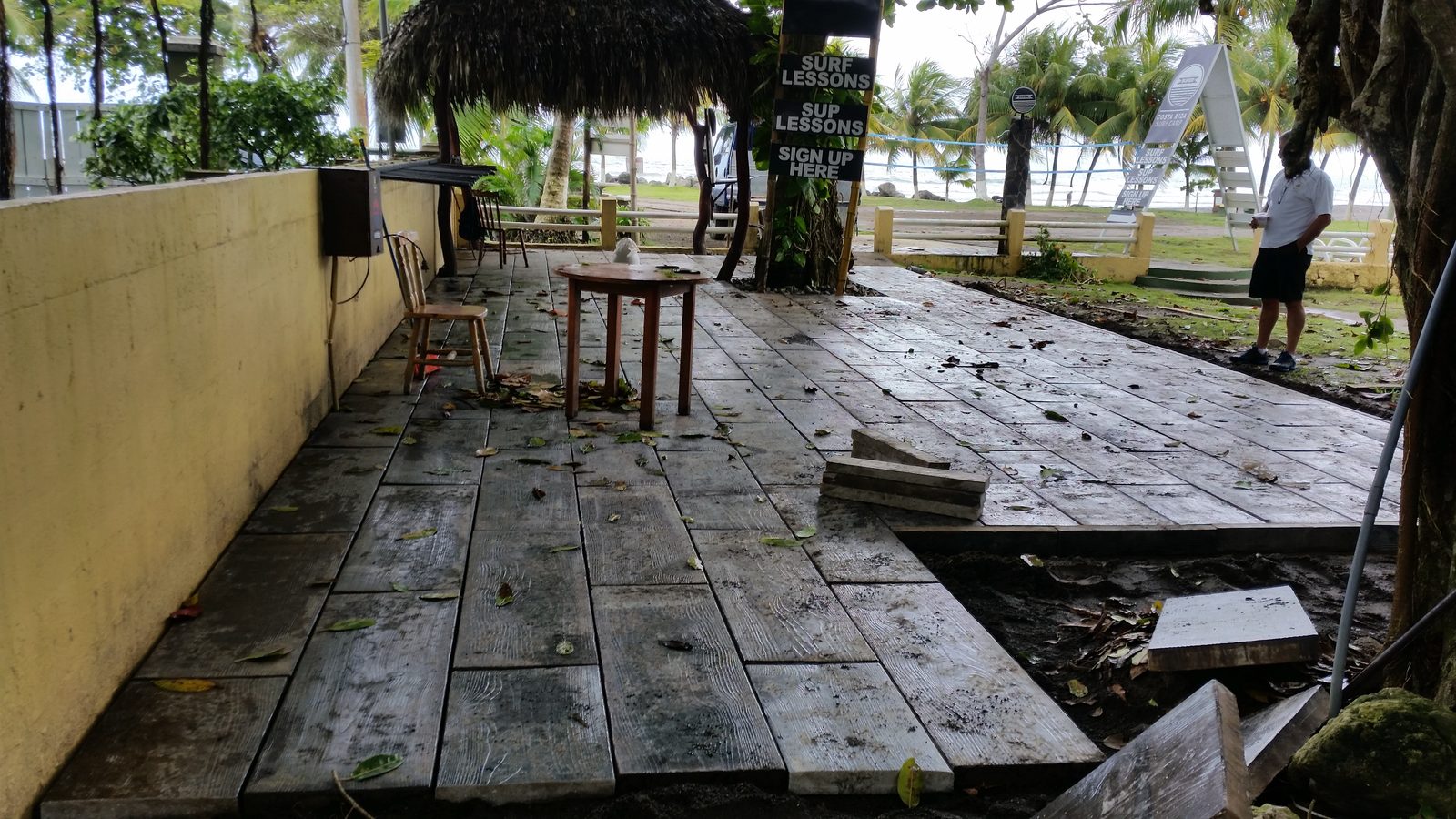 Colocación de baldosa Madera Grande, con tablas por instalar al costado