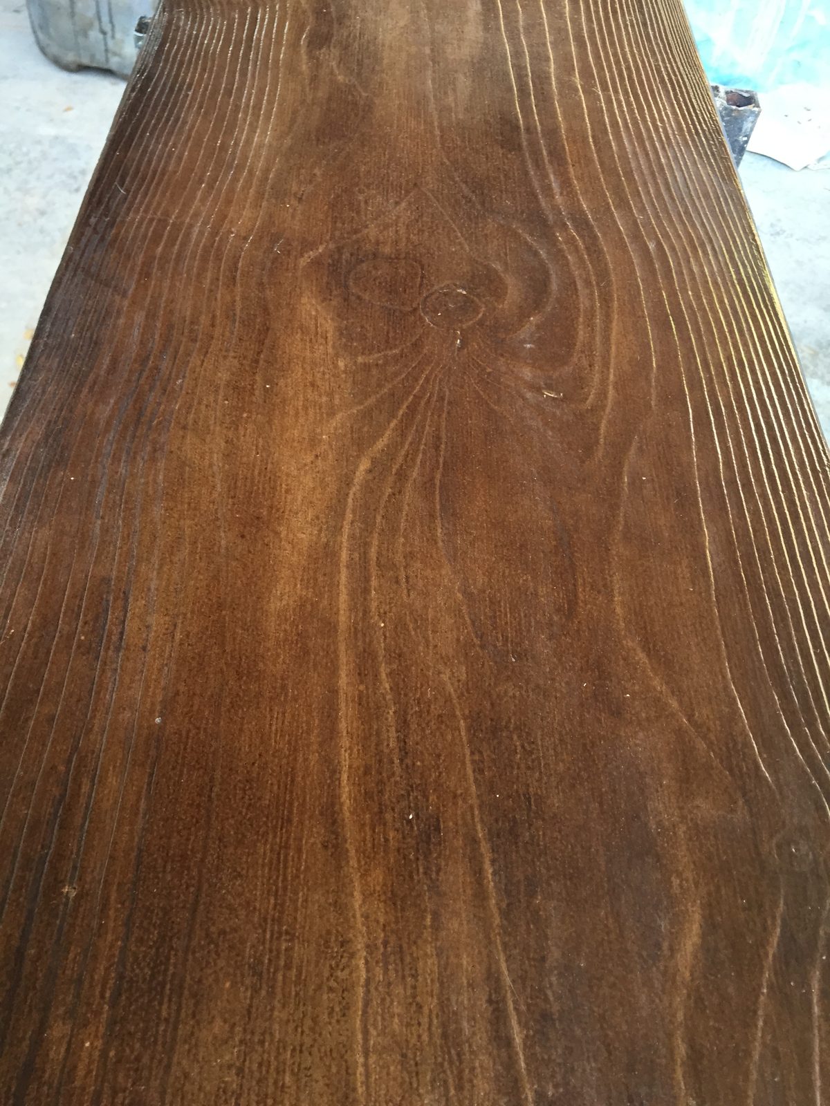 Superficie de una baldosa Madera Grande vista de cerca, con el grano en relieve