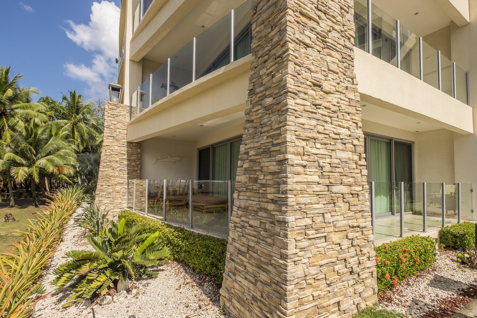 Columna revestida con enchape de piedra QuickFit en condominio frente al mar, Costa Rica — Deco Rock