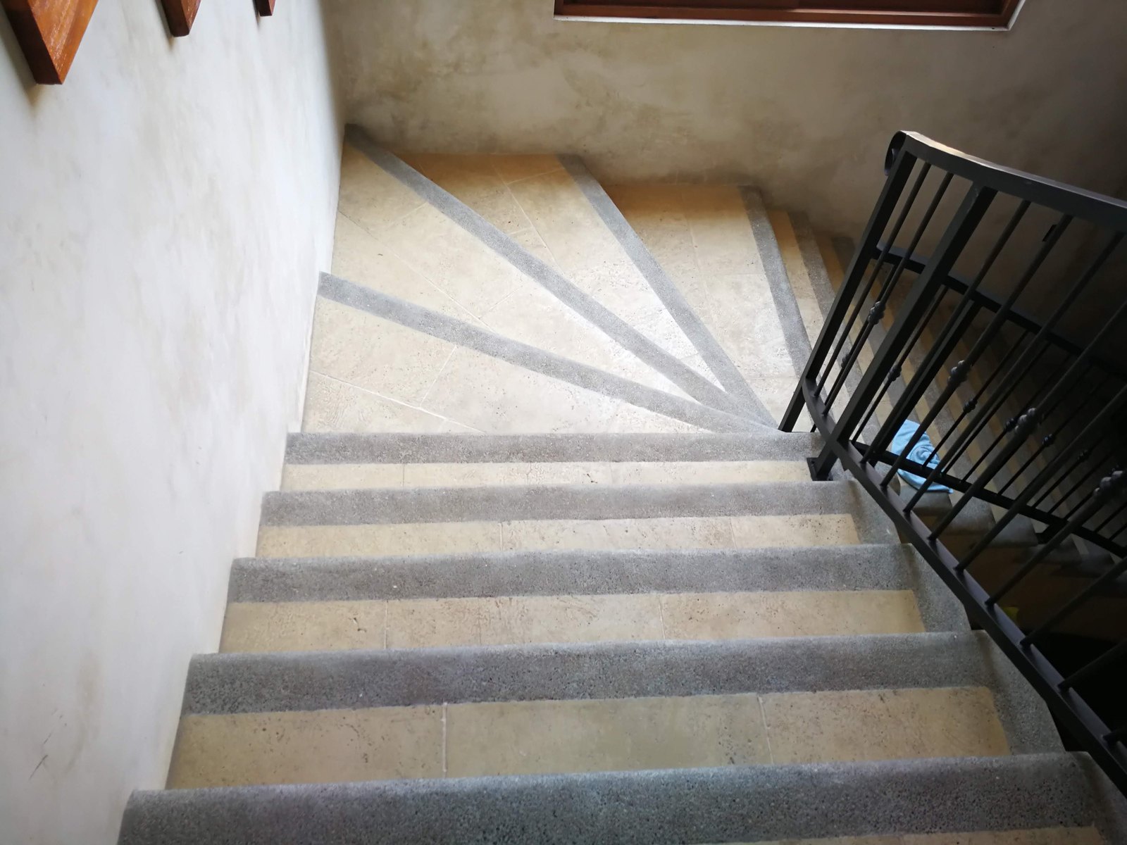 Escalera revestida con piedra coralina prefabricada
