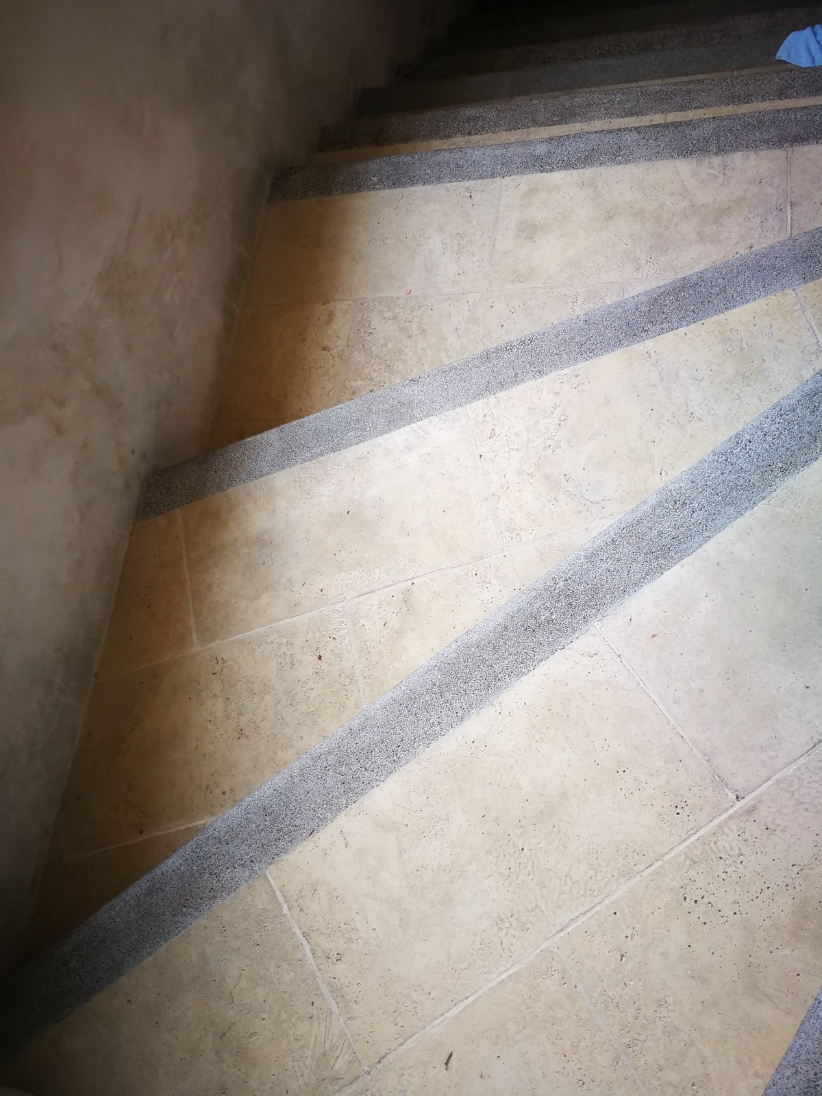 Detalle de la huella de escalera en coralina prefabricada
