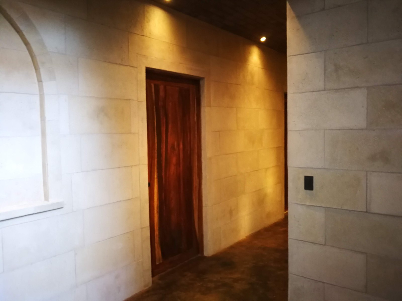 Corredor interior revestido en coralina prefabricada