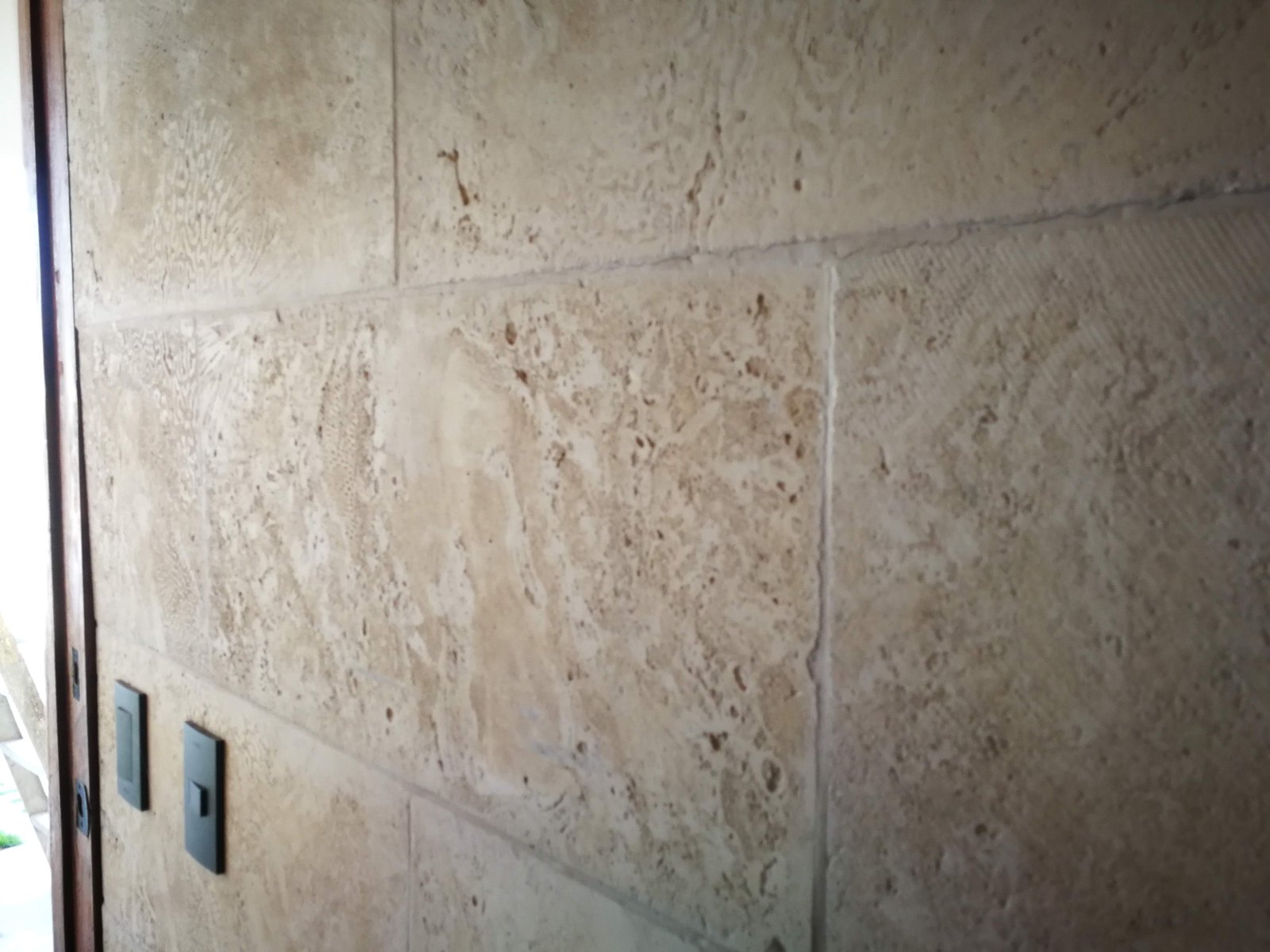 Pared de coralina prefabricada con junta marcada