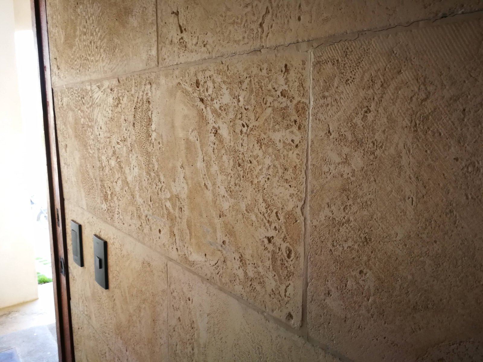 Muro interior en coralina prefabricada con fósiles marinos visibles