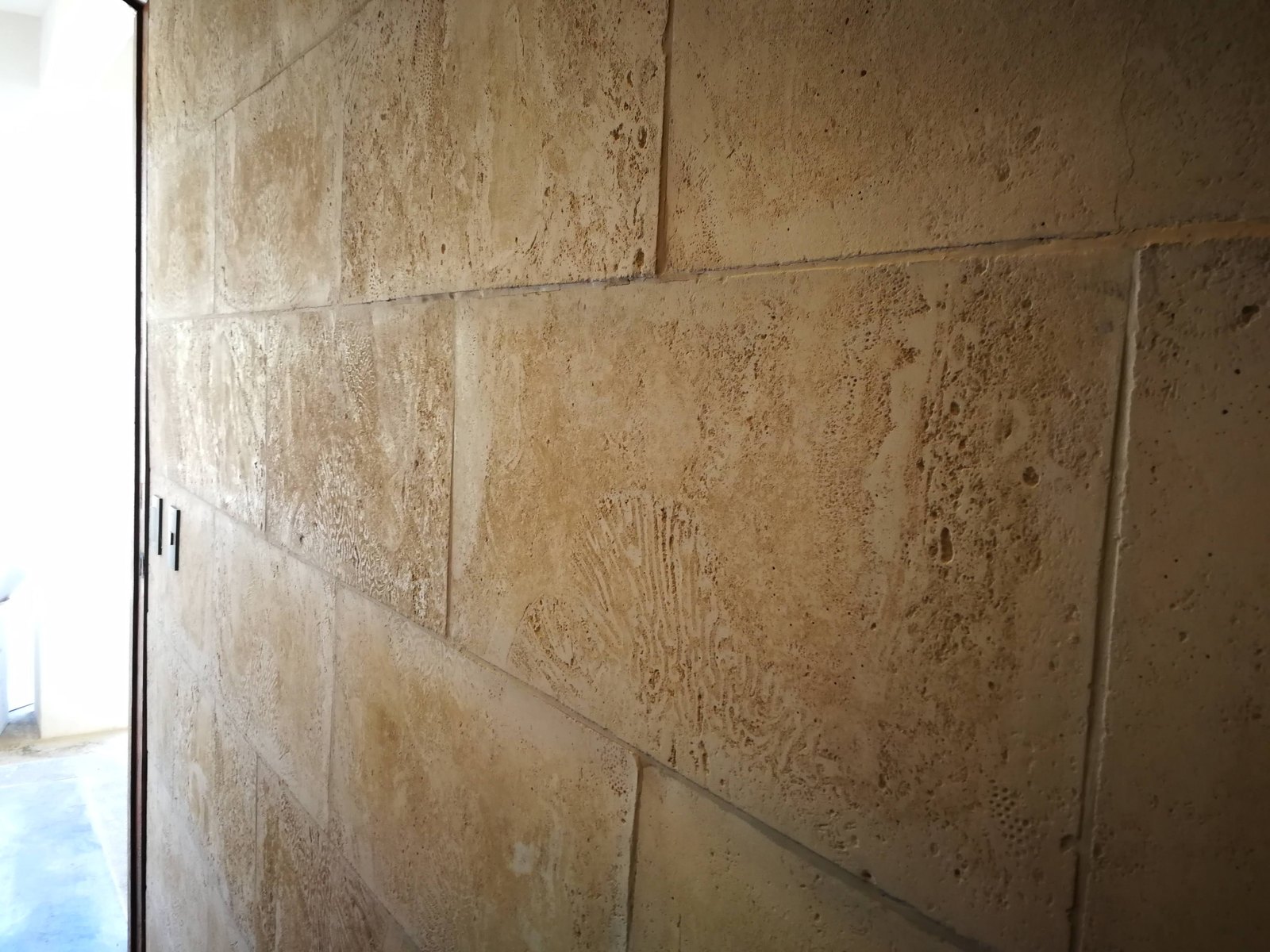 Muro largo revestido en coralina prefabricada