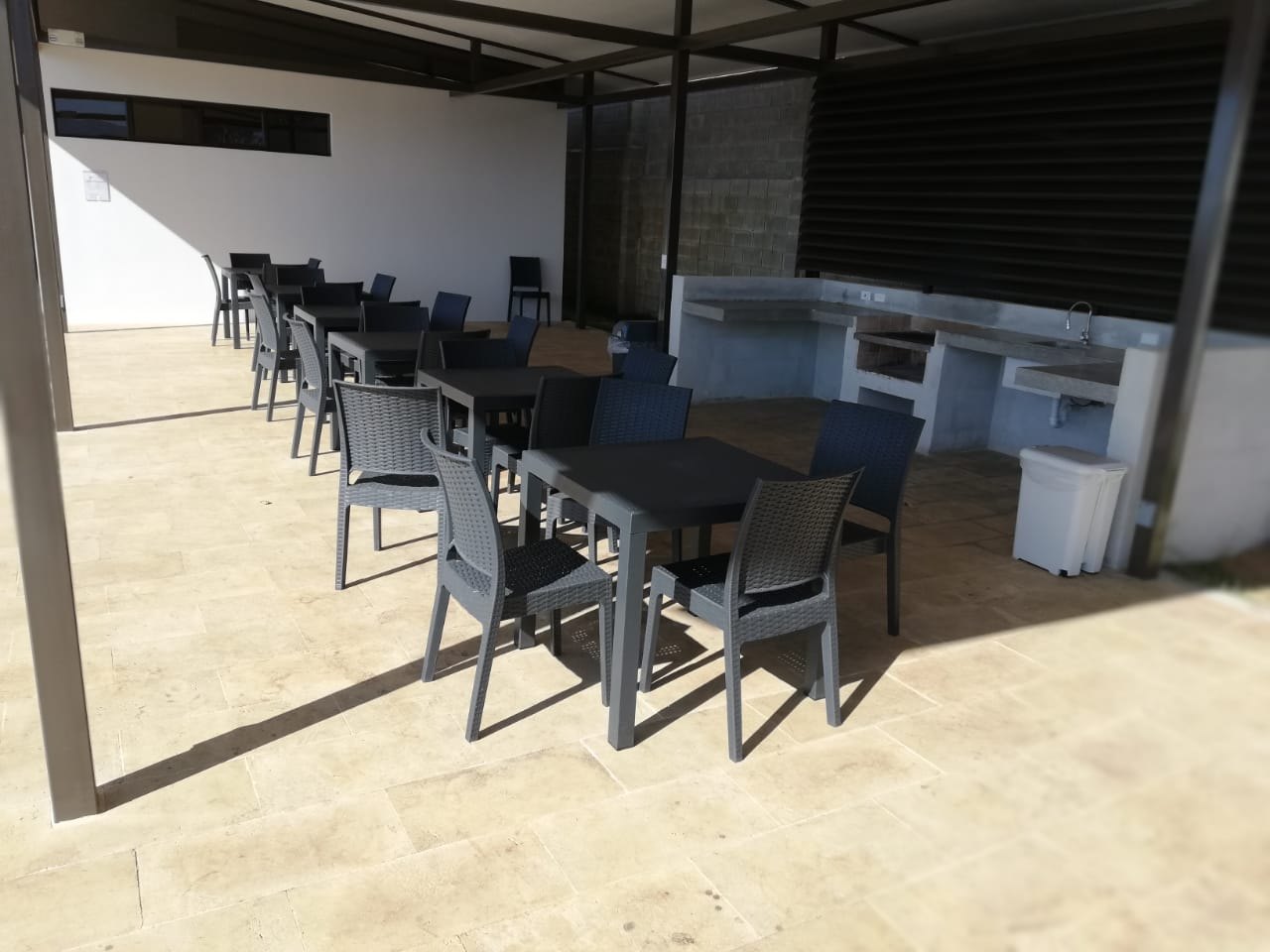 Terraza y comedor exterior en coralina prefabricada