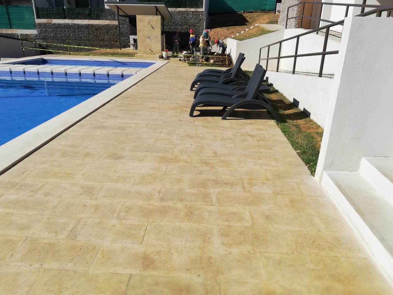 Borde de piscina y terraza en coralina prefabricada