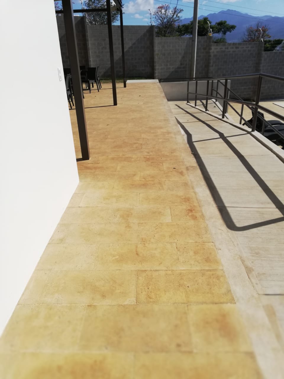 Piso exterior de coralina prefabricada junto al pasamanos