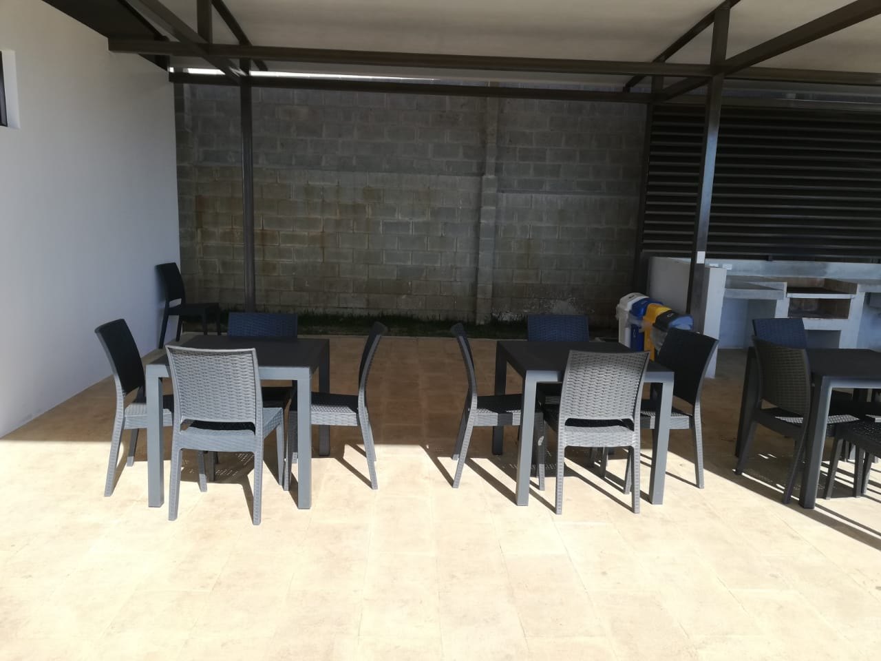 Terraza techada con piso de coralina prefabricada