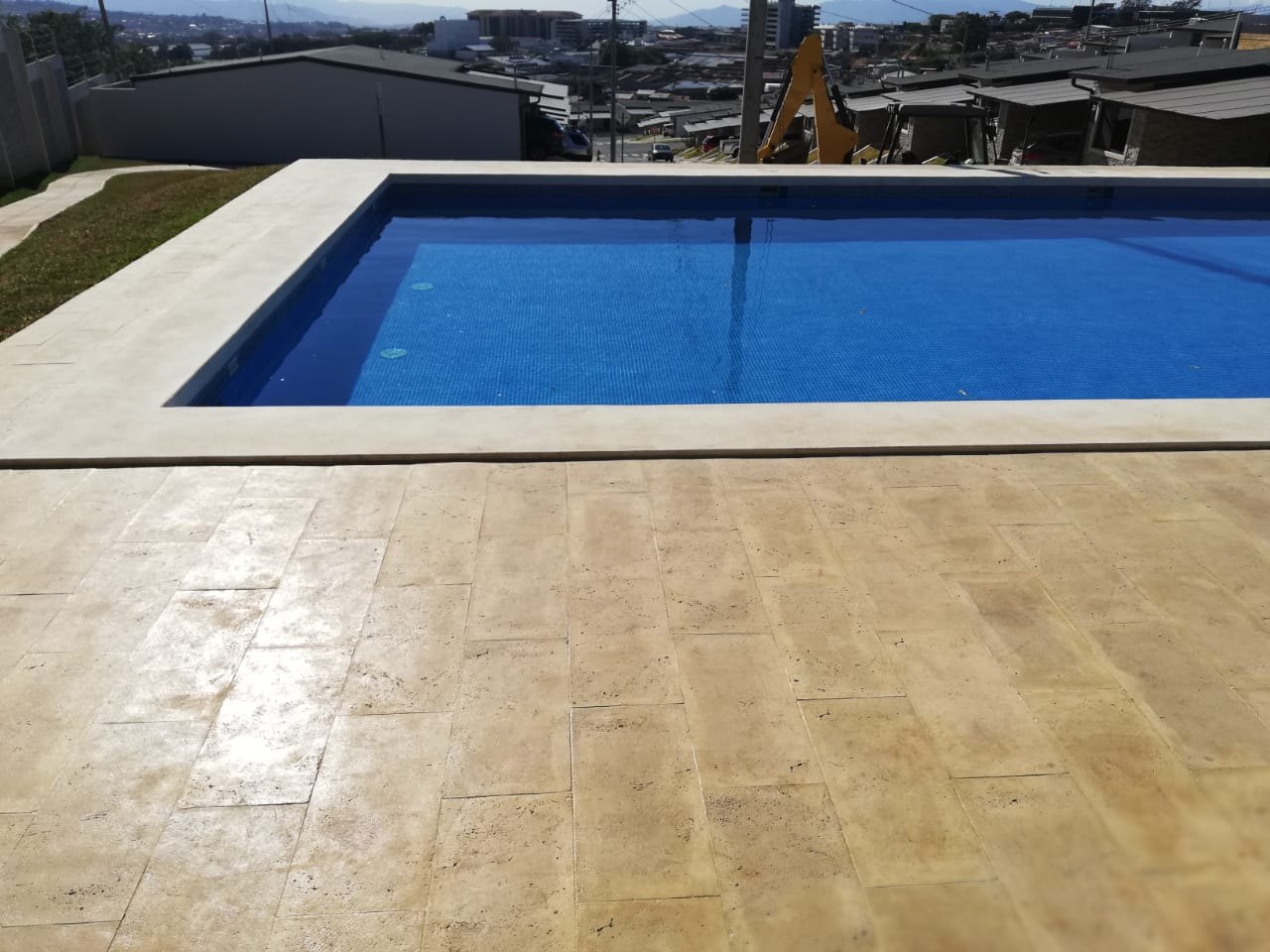 Piscina con coronamiento de coralina prefabricada