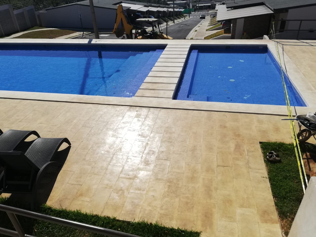 Vista de la piscina con borde bullnose de coralina