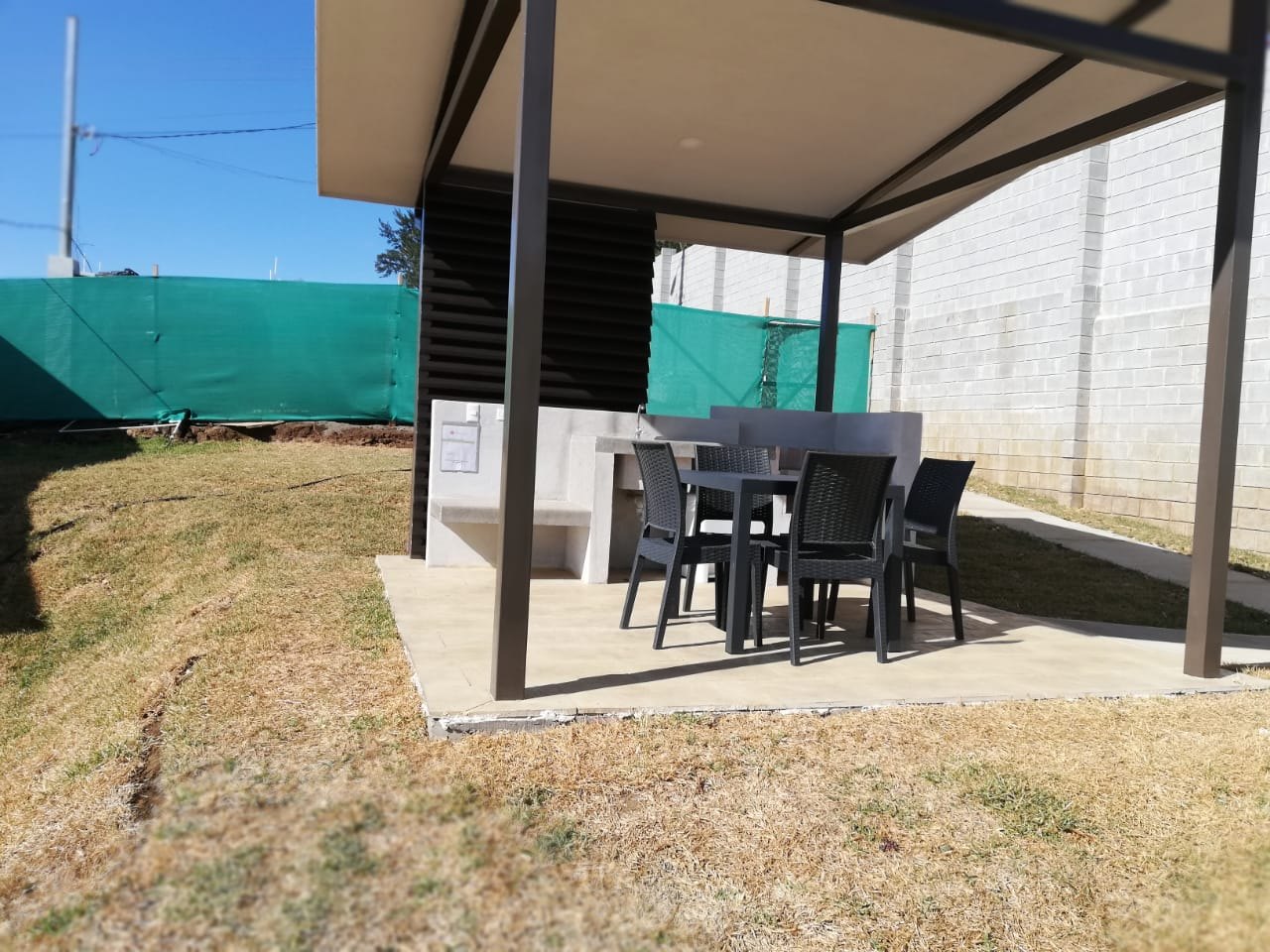 Rancho con piso de coralina prefabricada