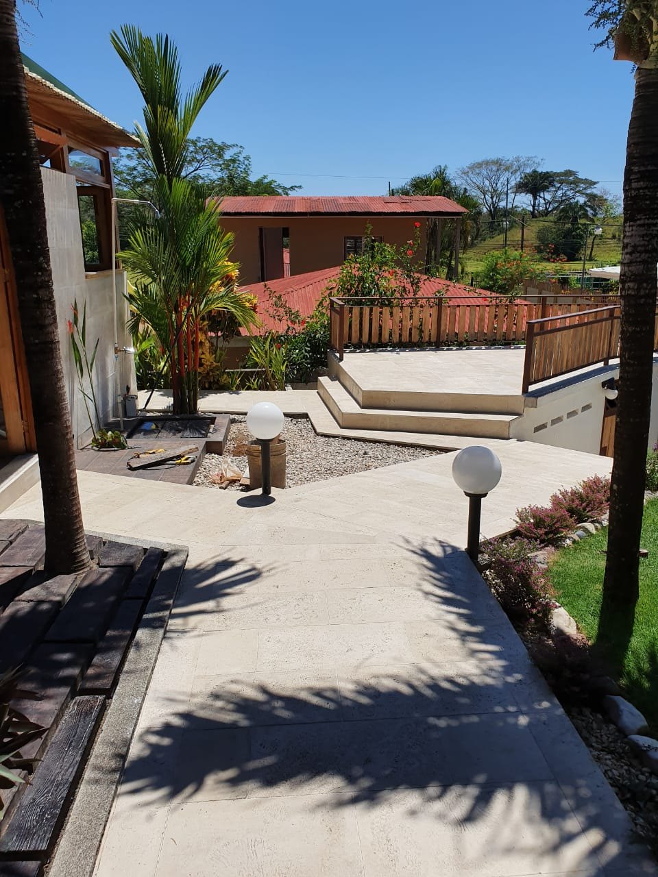 Jardín y terraza con piso de coralina prefabricada