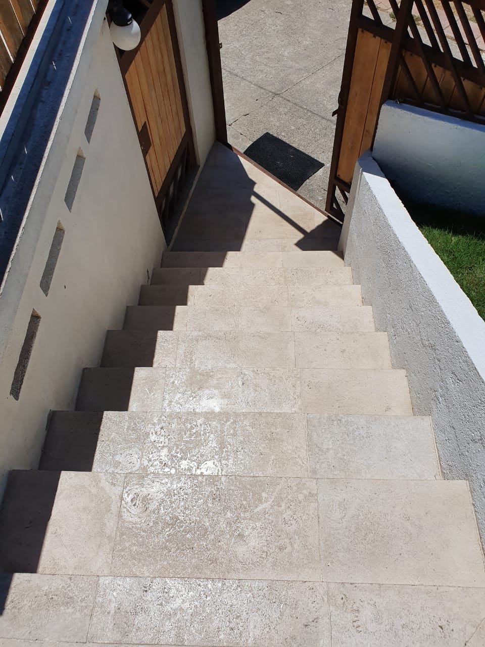 Escalera exterior con huellas de coralina prefabricada