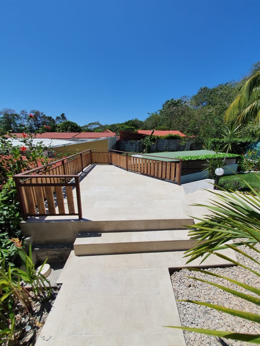 Terraza con gradas de coralina prefabricada