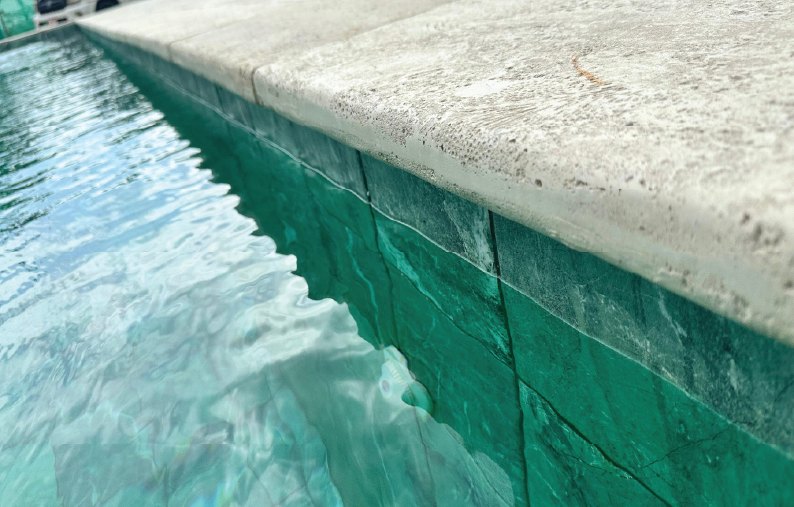 Borde bullnose de coralina prefabricada en el filo de la piscina