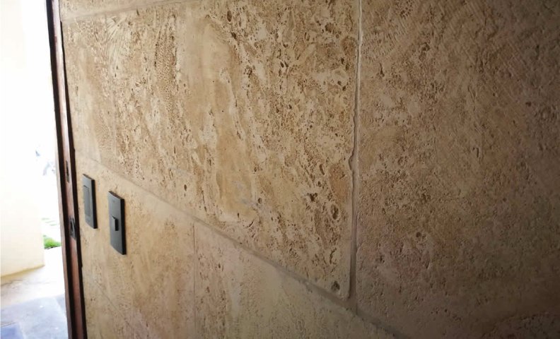 Muro de coralina prefabricada con juntas