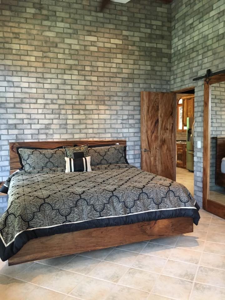 Dormitorio con pared de fachaleta de ladrillo Wire Cut Gray