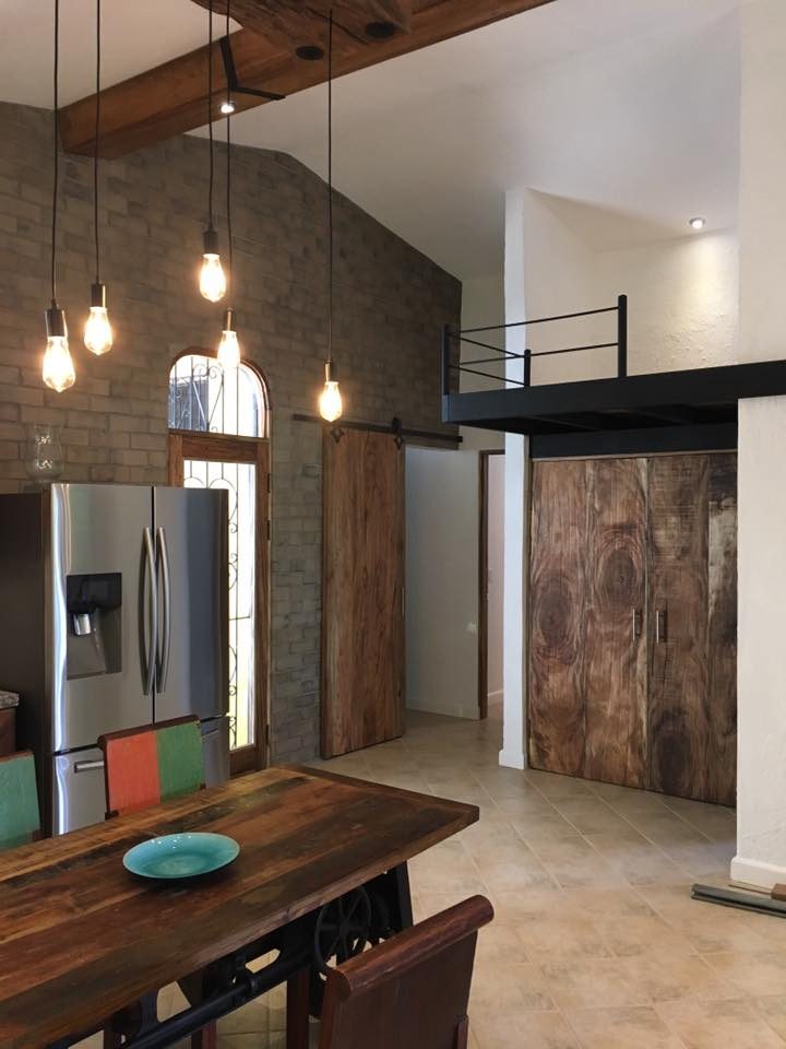 Sala de doble altura con pared de fachaleta Wire Cut Gray