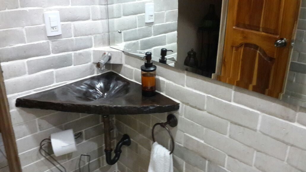 Bano con pared de fachaleta de ladrillo Wire Cut White