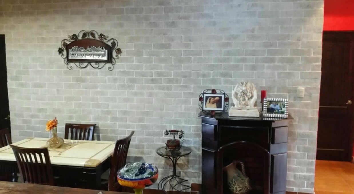 Comedor con pared de fachaleta de ladrillo Wire Cut White