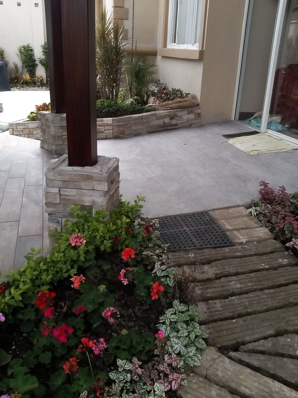 Columna de jardín revestida con piedra FastFit Ozark