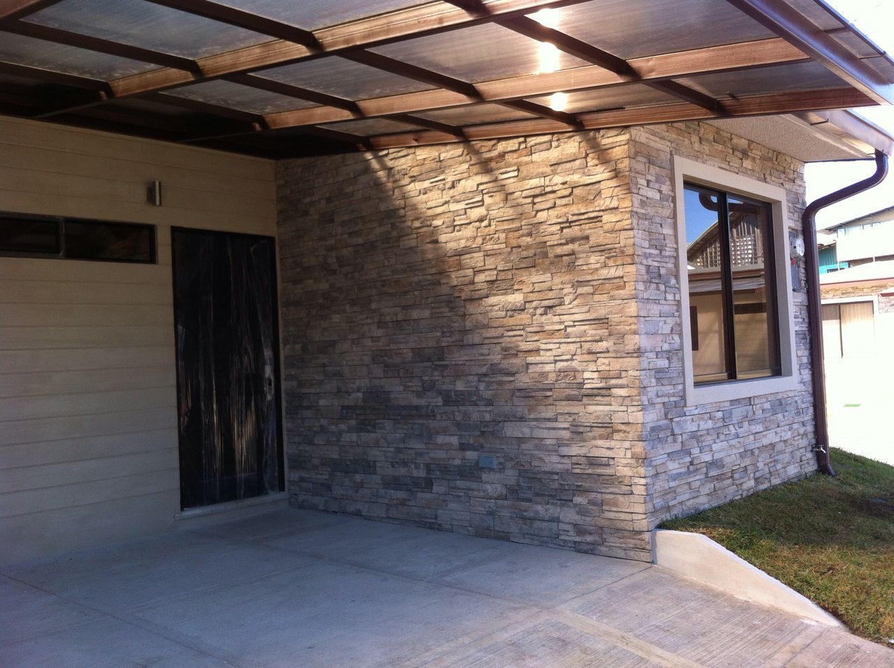 Fachada moderna con enchape FastFit Ozark