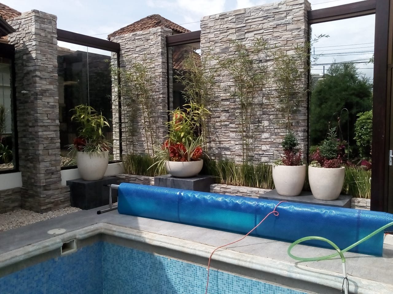 Muro junto a la piscina revestido con piedra FastFit Ozark