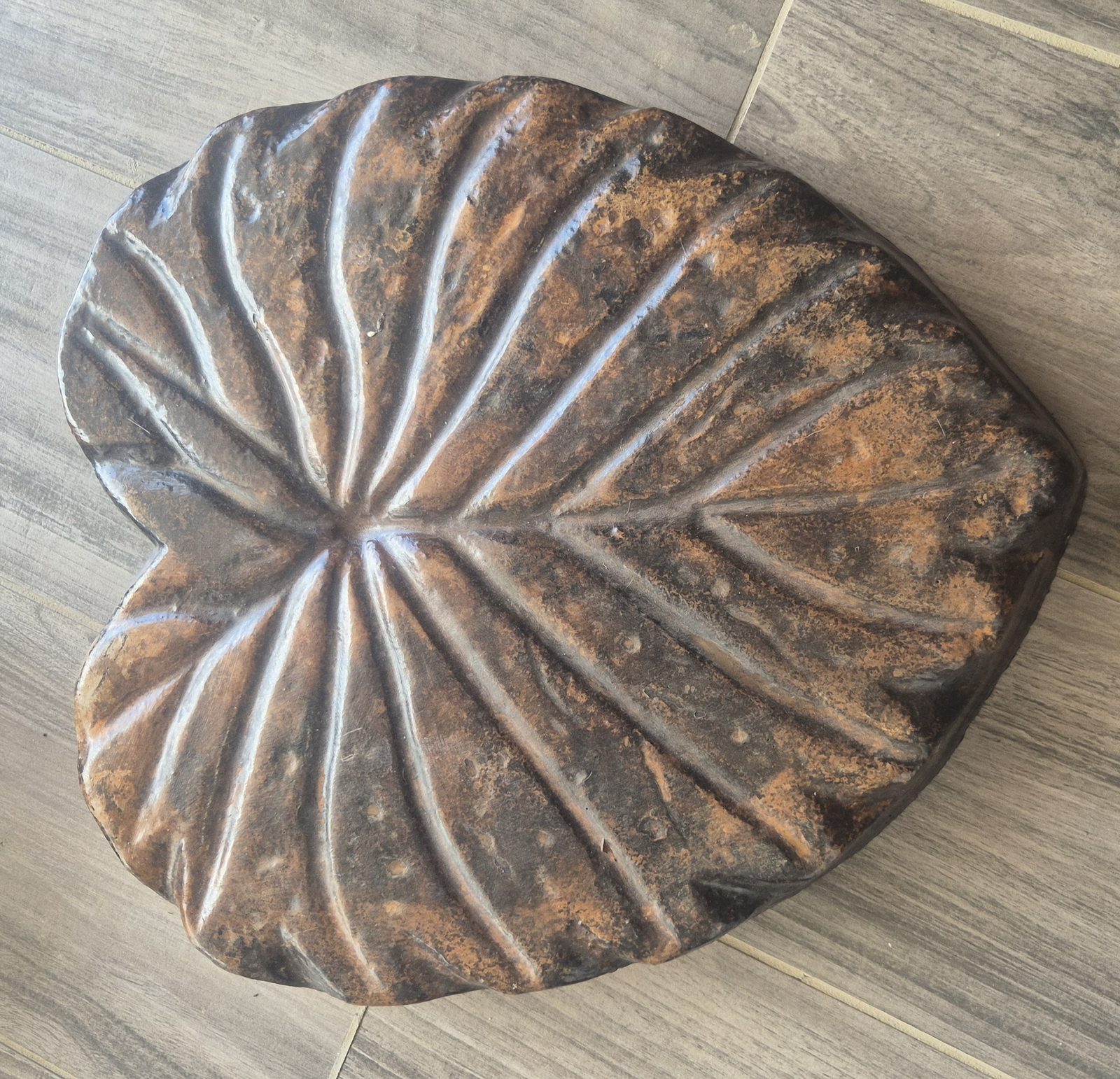 Huella de concreto para jardín, diseño hoja con nervado en relieve