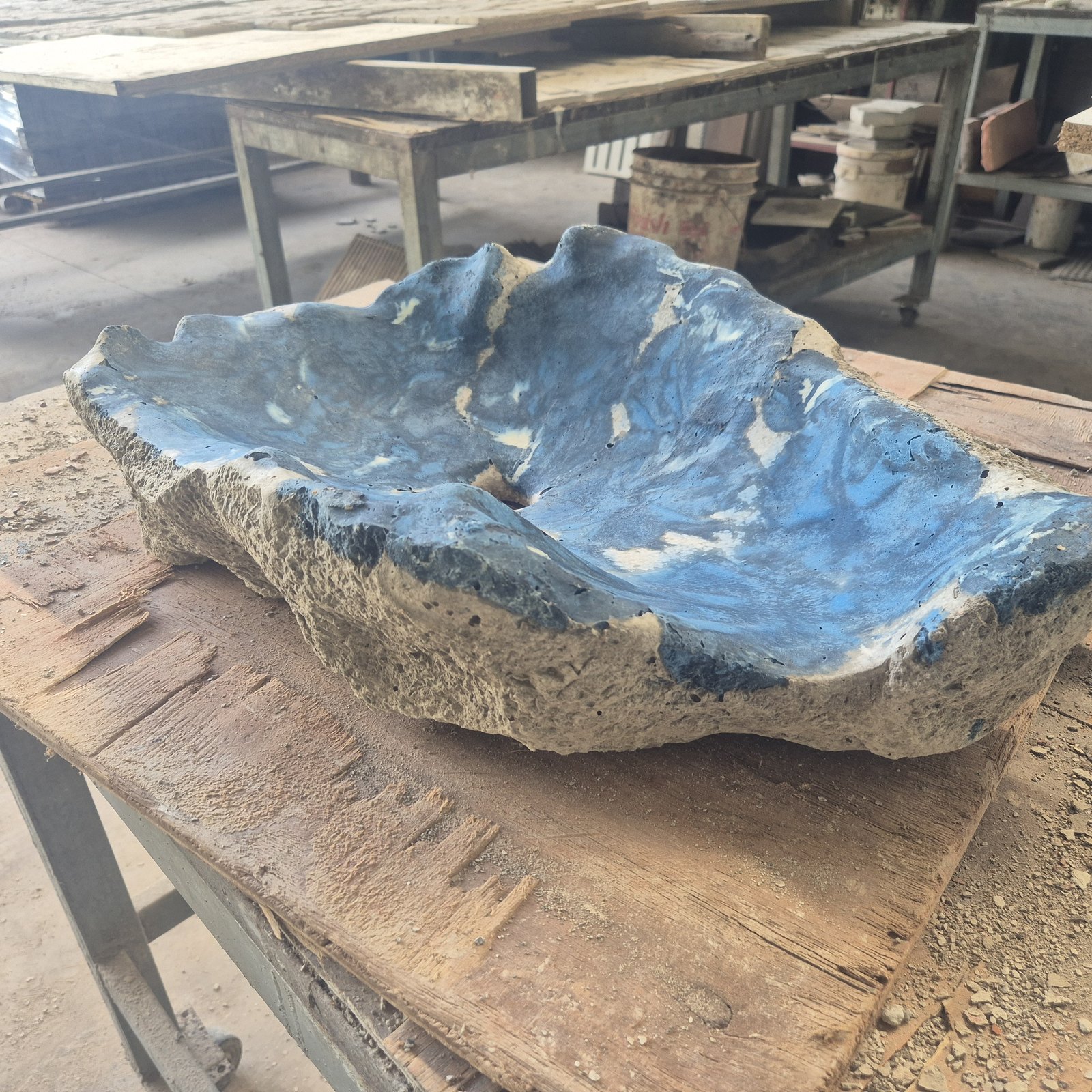 Lavamanos de concreto Azul Lapislázuli de forma orgánica