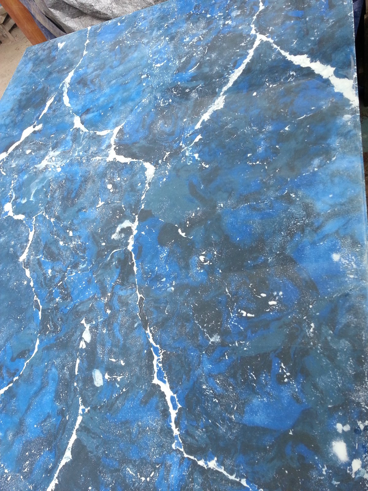 Losa de concreto Azul Lapislázuli con veteado blanco