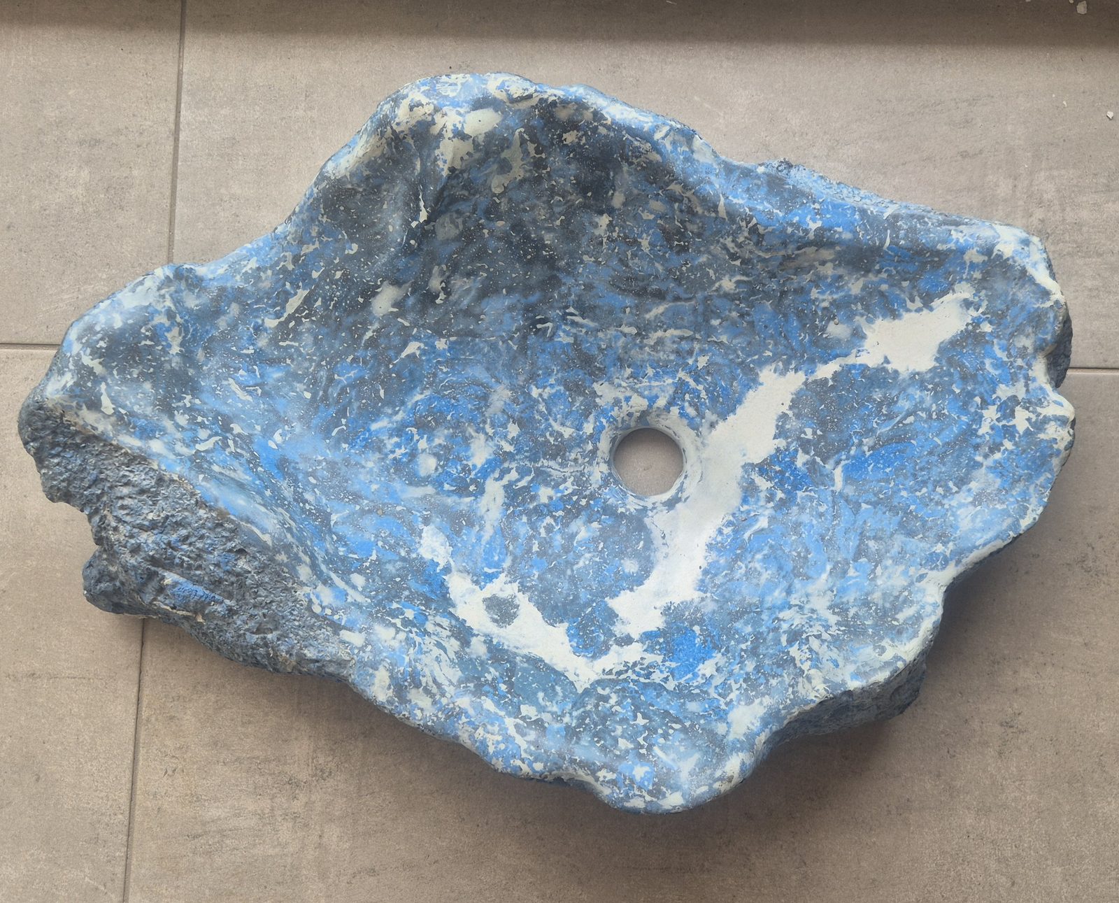 Lavamanos La Roca en acabado azul, tazón de concreto GFRC con forma de piedra partida