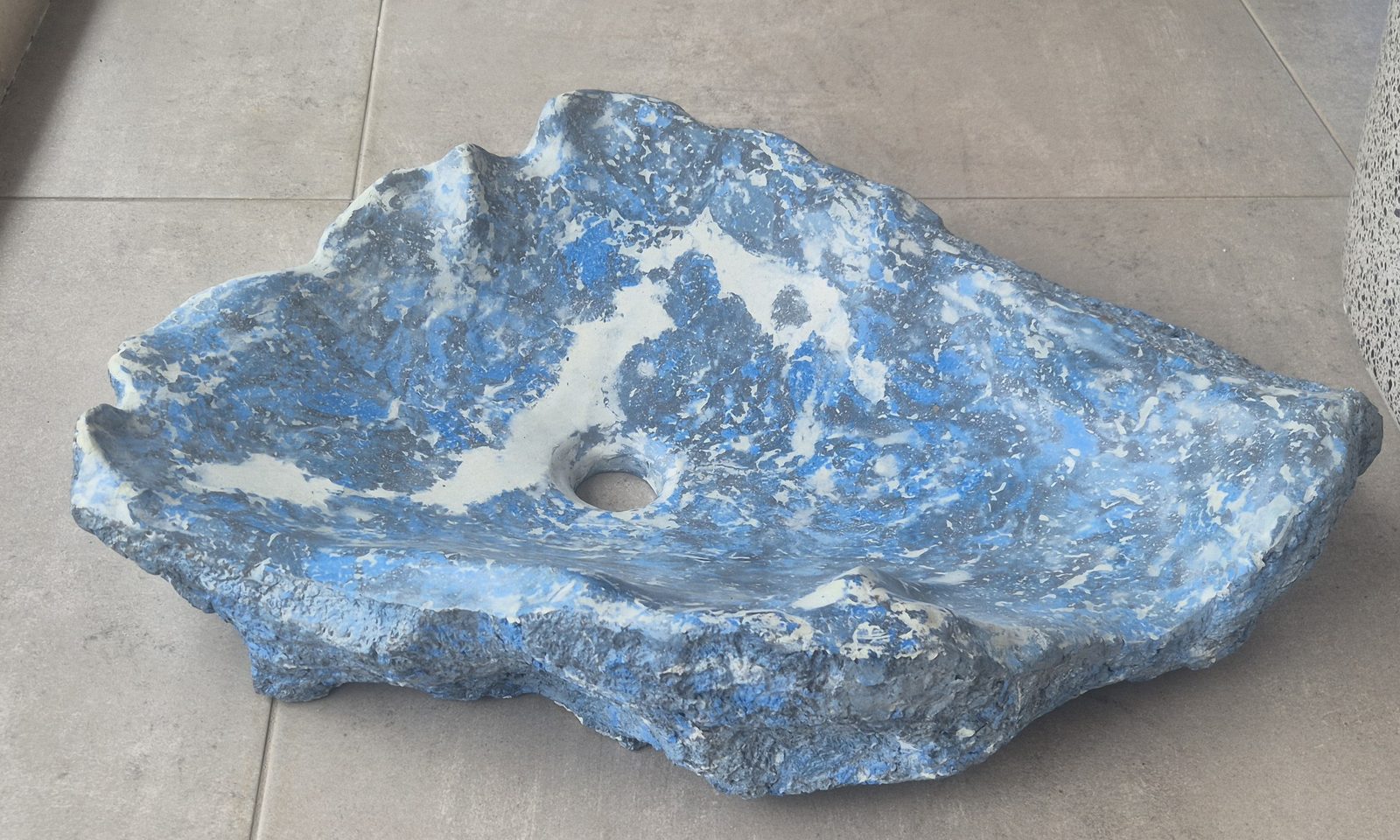 Lavamanos La Roca azul visto desde arriba en ángulo, borde irregular