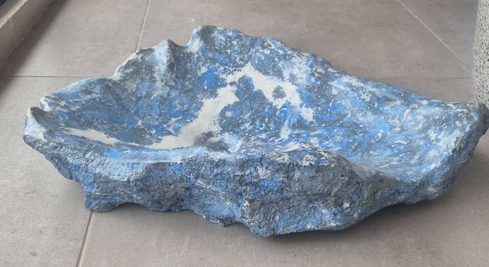 Lavamanos La Roca azul, ángulo alterno sobre piso de porcelanato