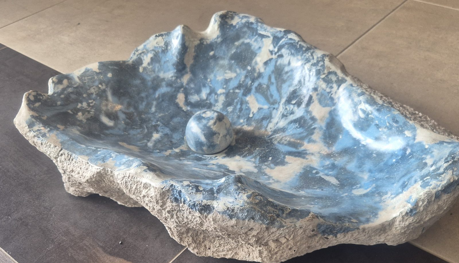 Lavamanos La Roca en acabado azul gris con tapón esférico a juego