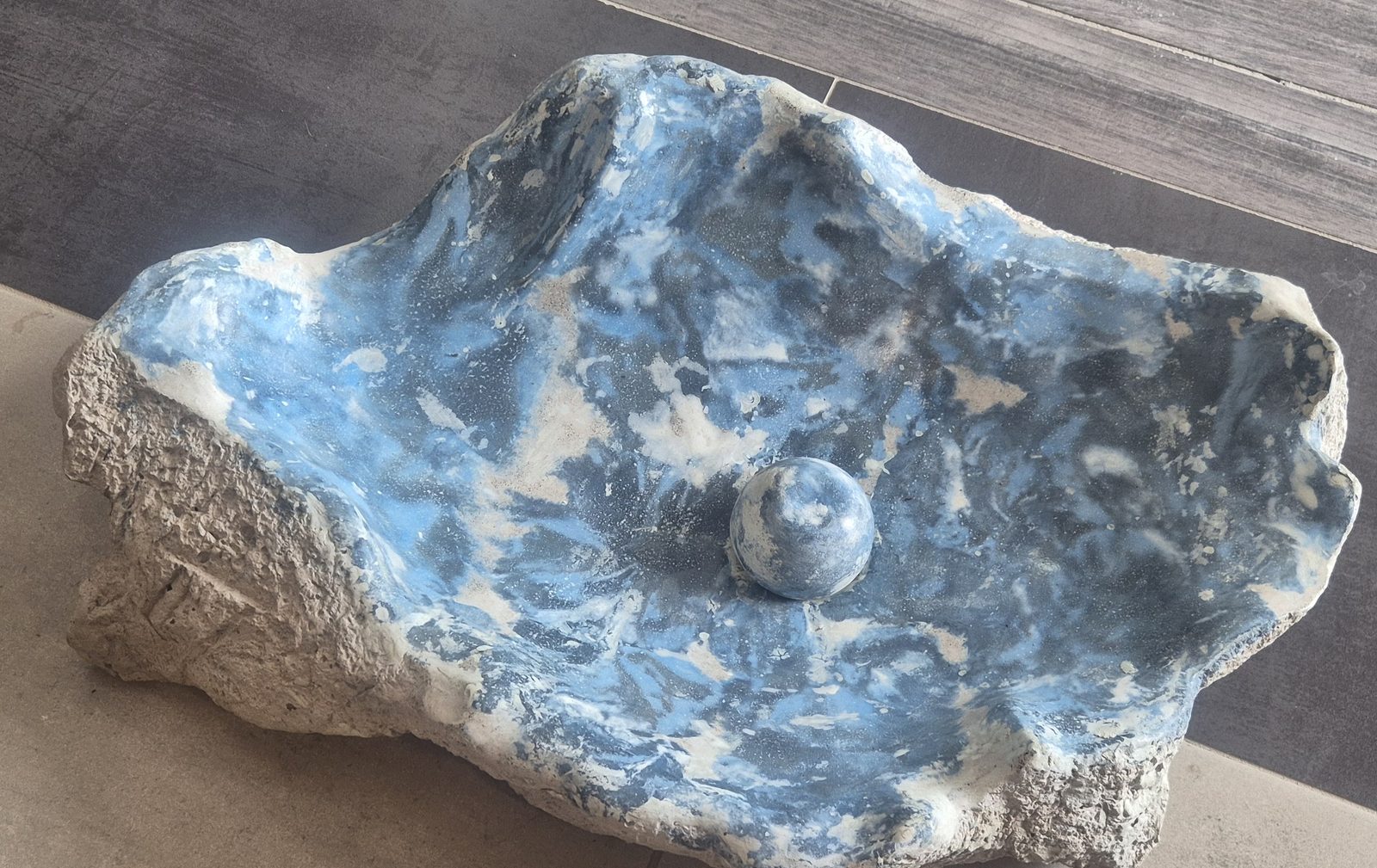 Segundo ángulo del lavamanos La Roca en acabado azul gris