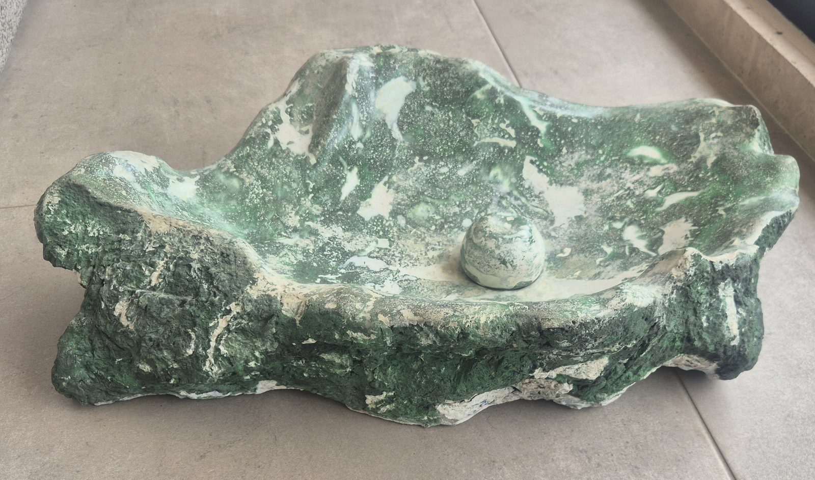 Lavamanos La Roca en acabado verde con tapón esférico de concreto a juego