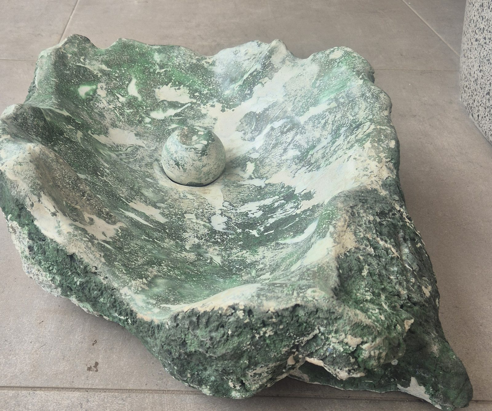 Lavamanos La Roca en acabado verde, vista adicional de la pieza