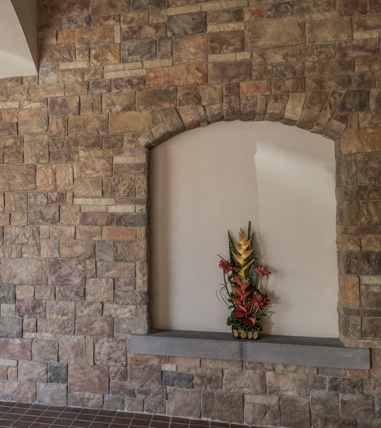 Muro interior con enchape de piedra y nicho en arco — Deco Rock Costa Rica