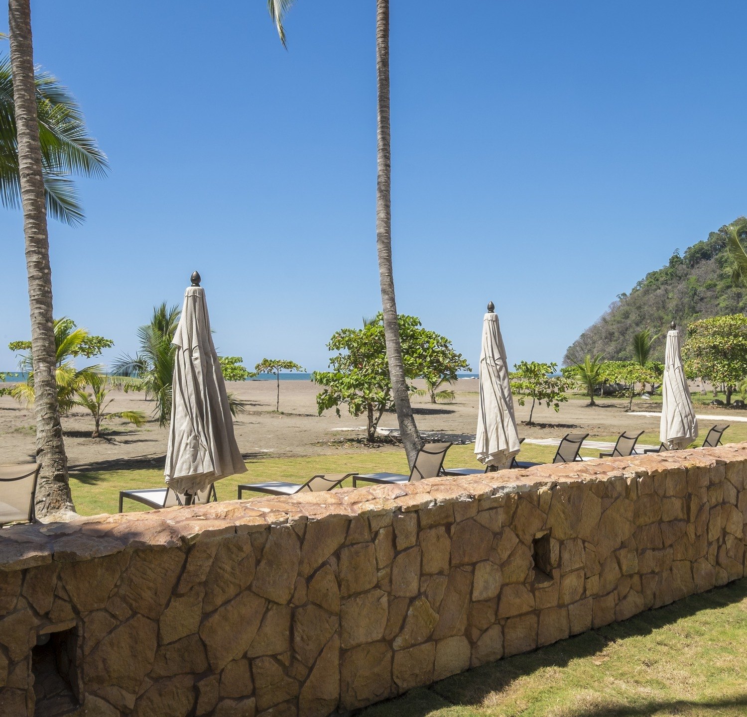 Muro de piedra natural frente a la playa con palmeras, Costa Rica — Deco Rock