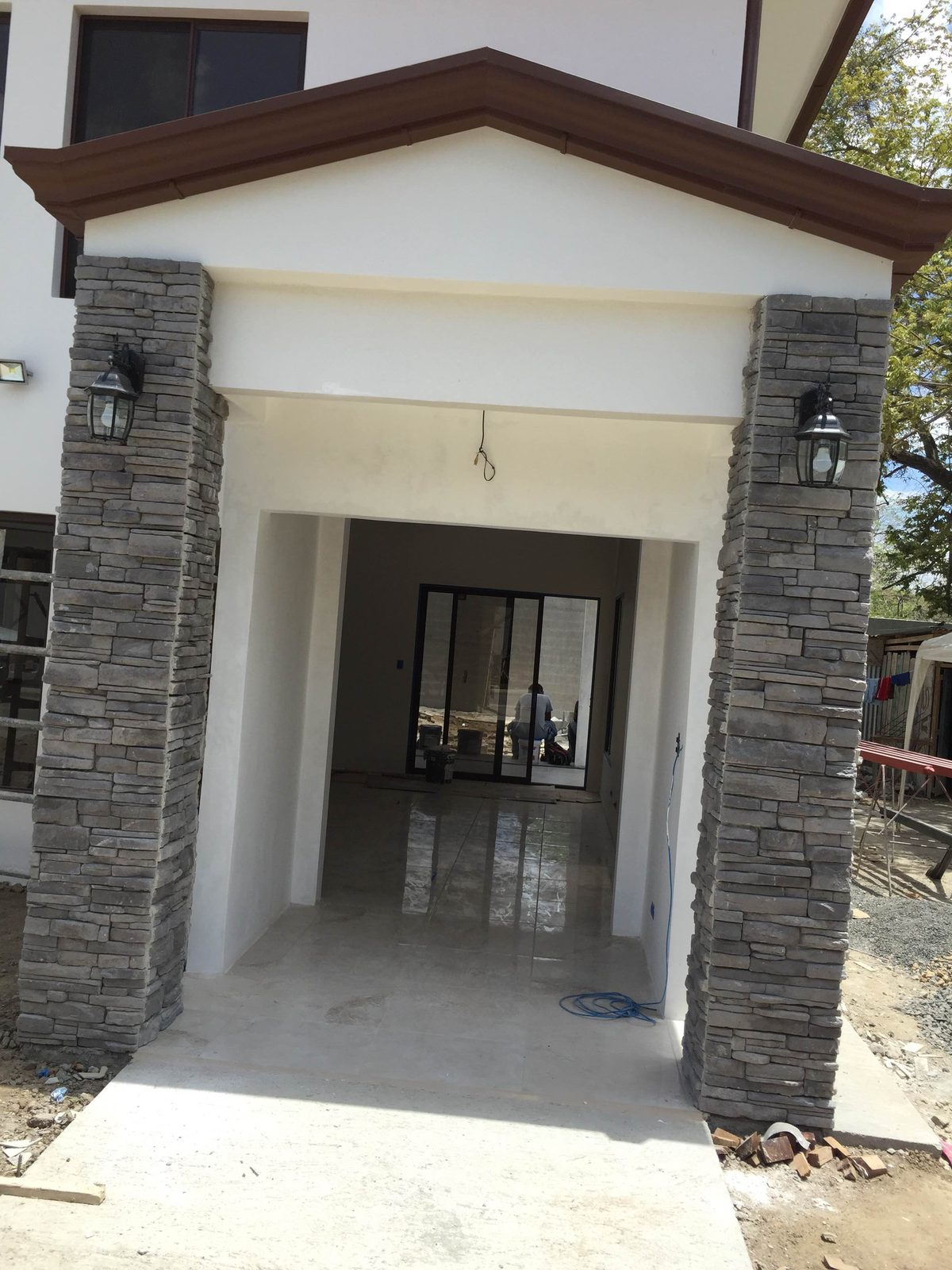 Columnas de entrada revestidas con piedra QuickFit Grafito