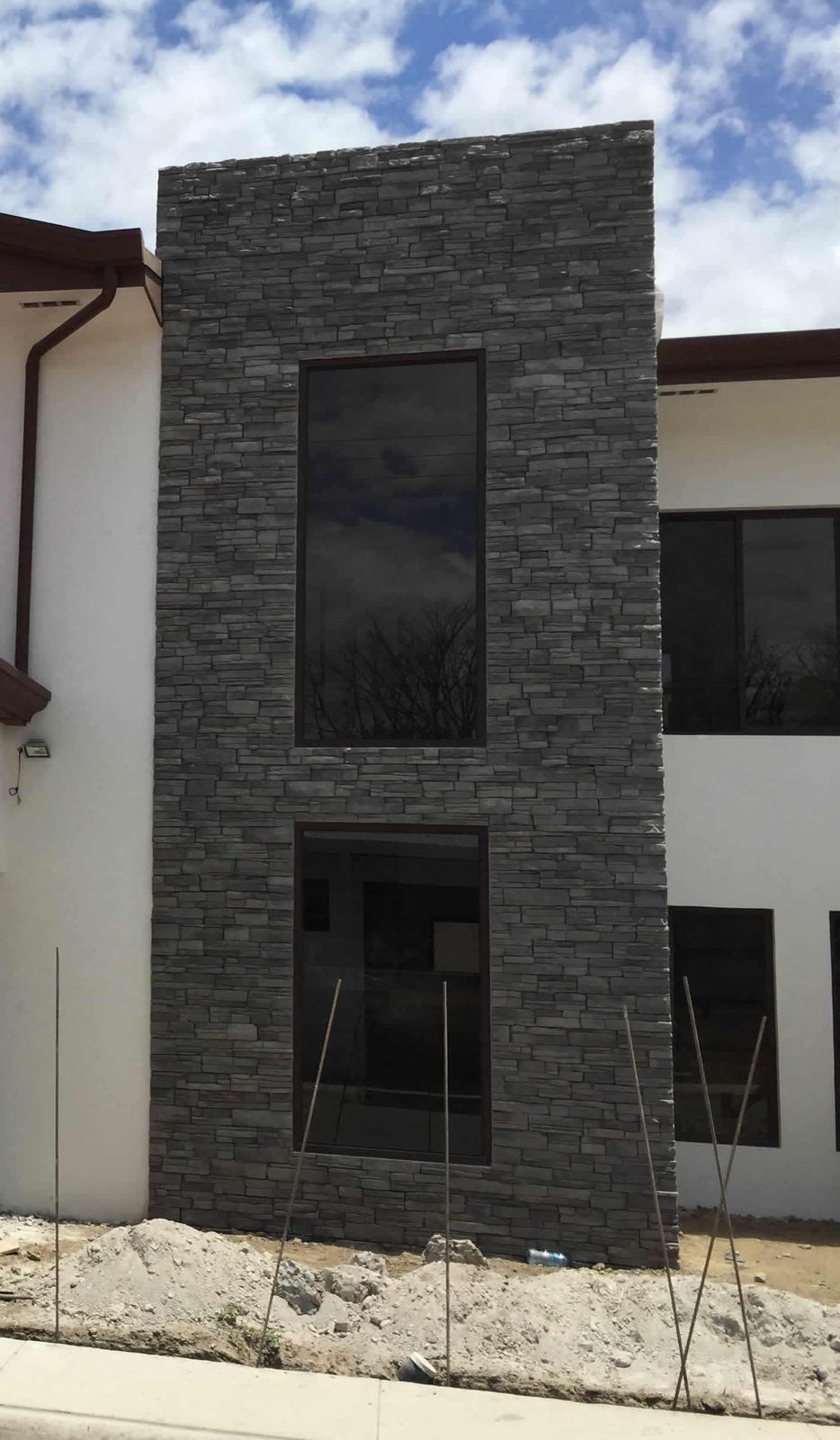 Fachada revestida con piedra QuickFit Grafito gris oscuro