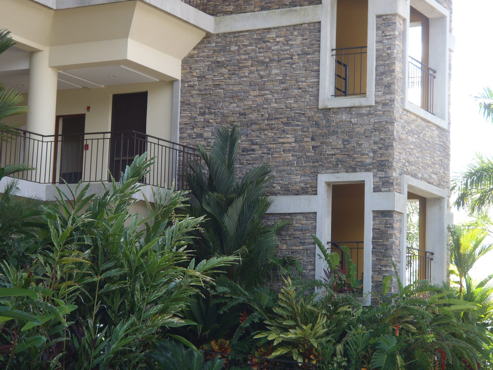 Edificio residencial revestido con piedra QuickFit Ozark en Reserva Las Palmas, Jacó