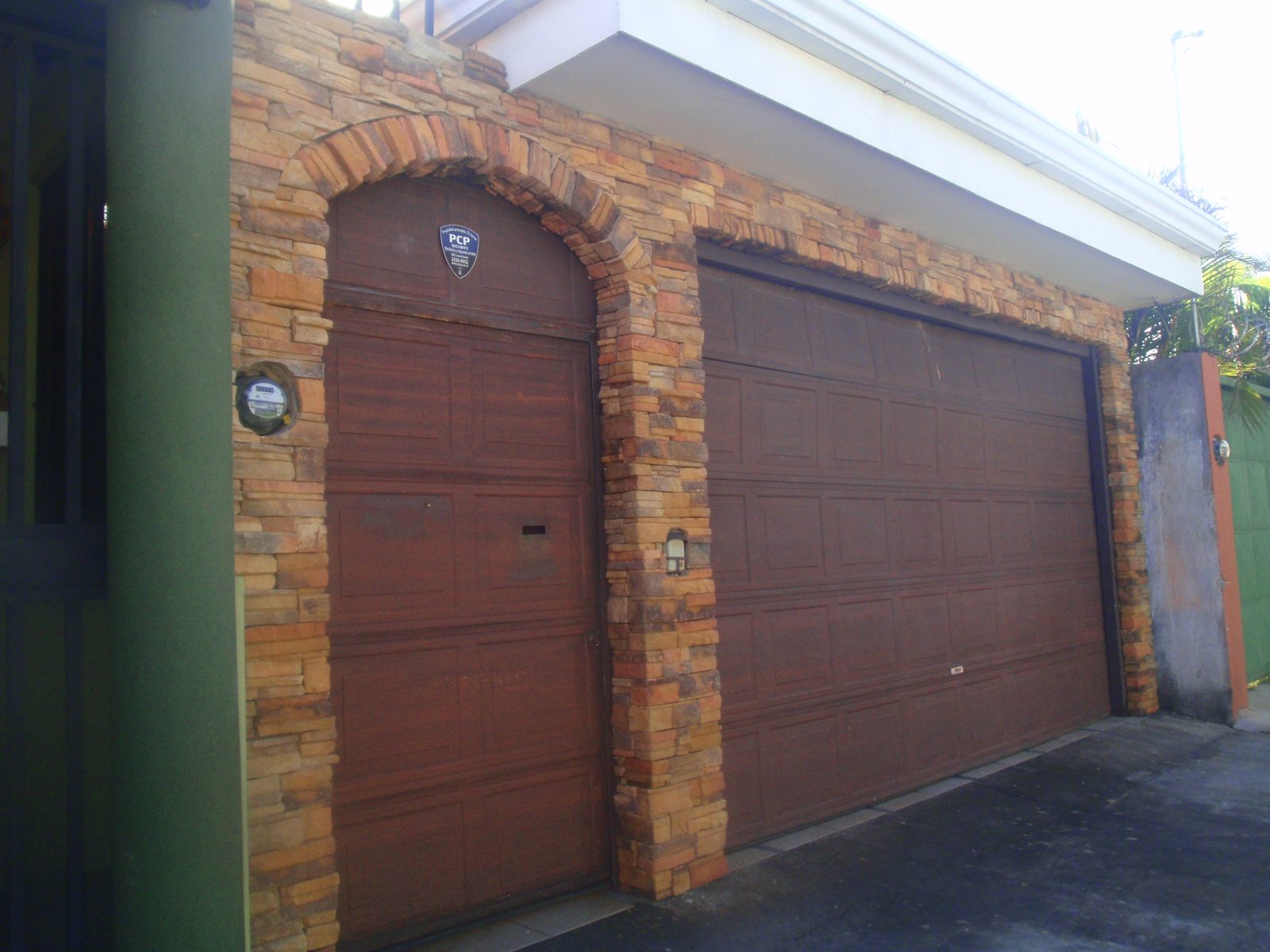 Cochera con arco y columnas revestidos en piedra QuickFit Rustic
