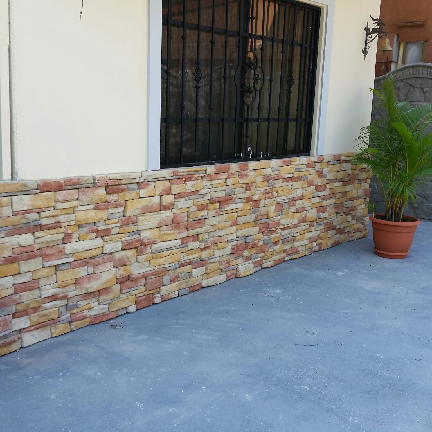 Muro y columna de entrada con piedra QuickFit Sandstone