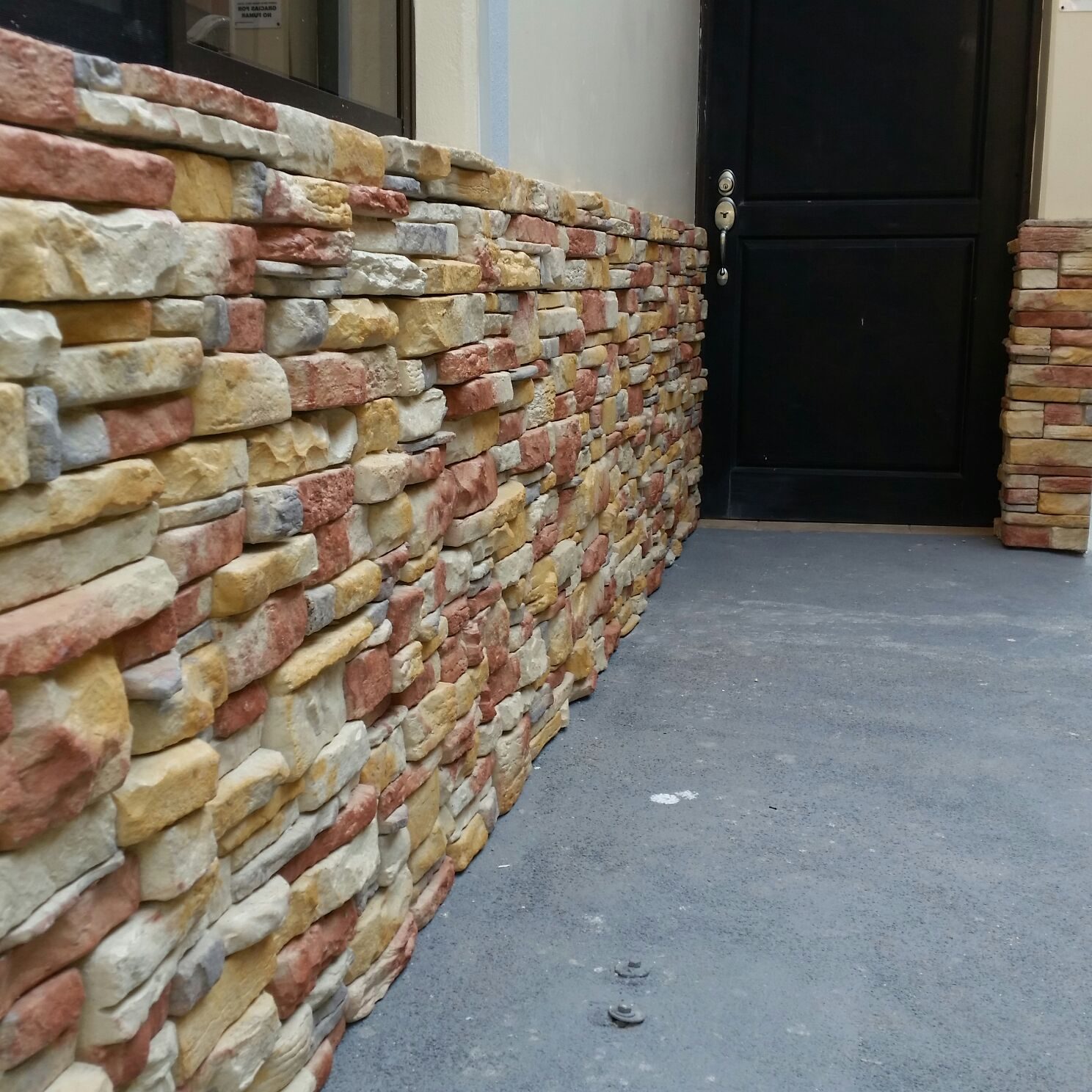 Muro de cerca revestido con piedra QuickFit Sandstone en Punta Leona