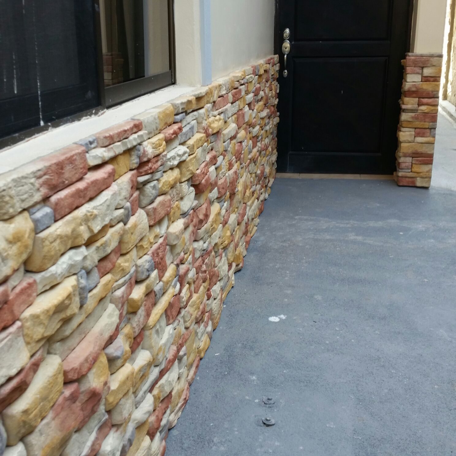 Muro exterior con enchape QuickFit Sandstone en tonos arena y terracota